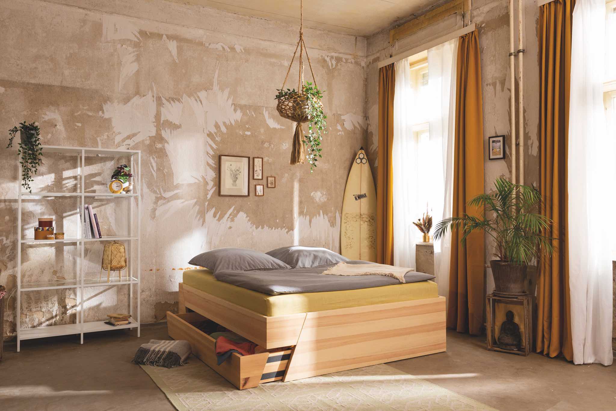 Kiezbett Stauraumbett in belebtem Schlafzimmer, grosses Familienbett