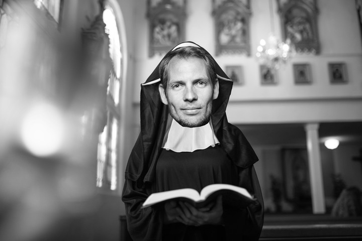 Jörg Schaaf als Nonne in der Kirche