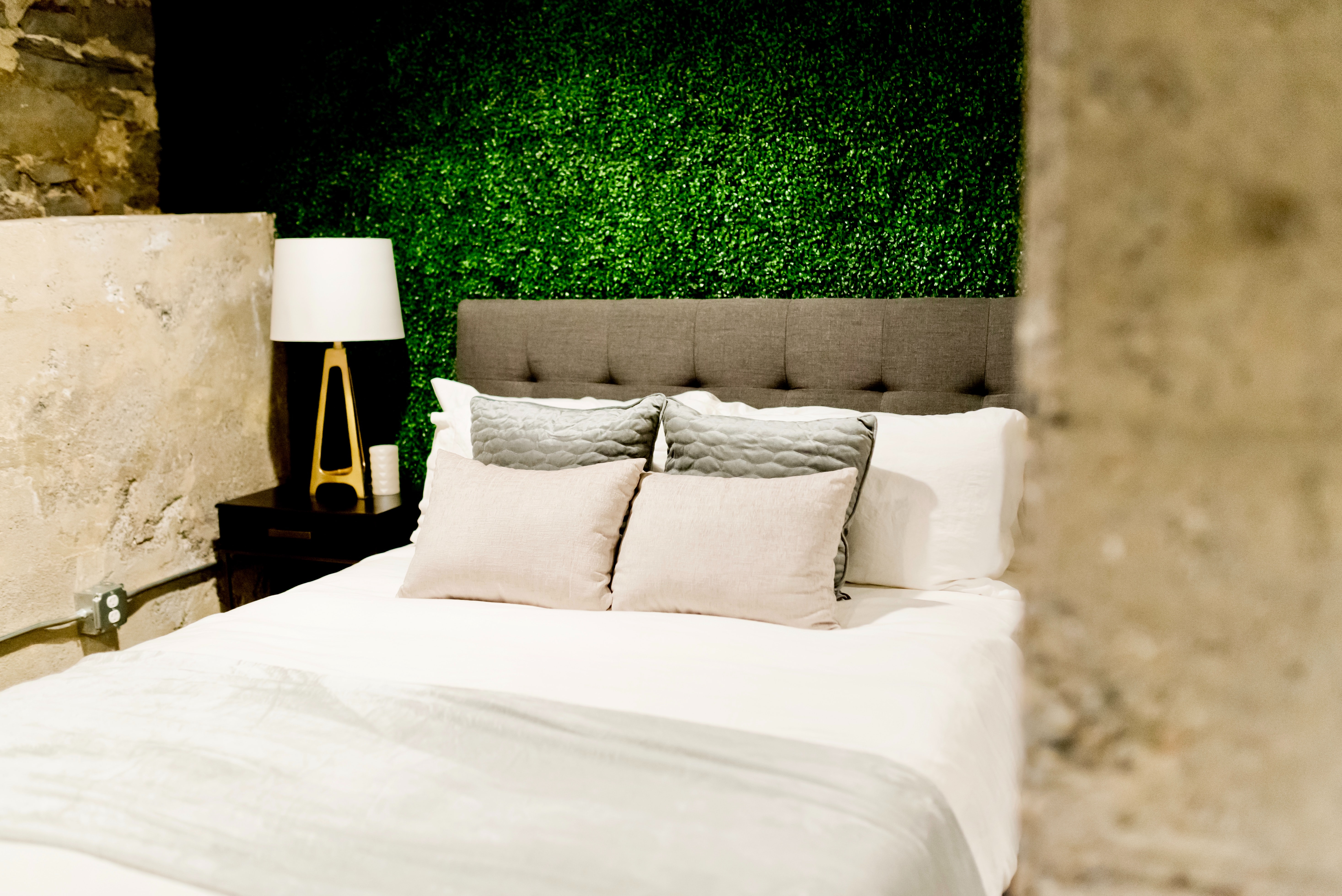 elegantes Bett vor grüner Wand