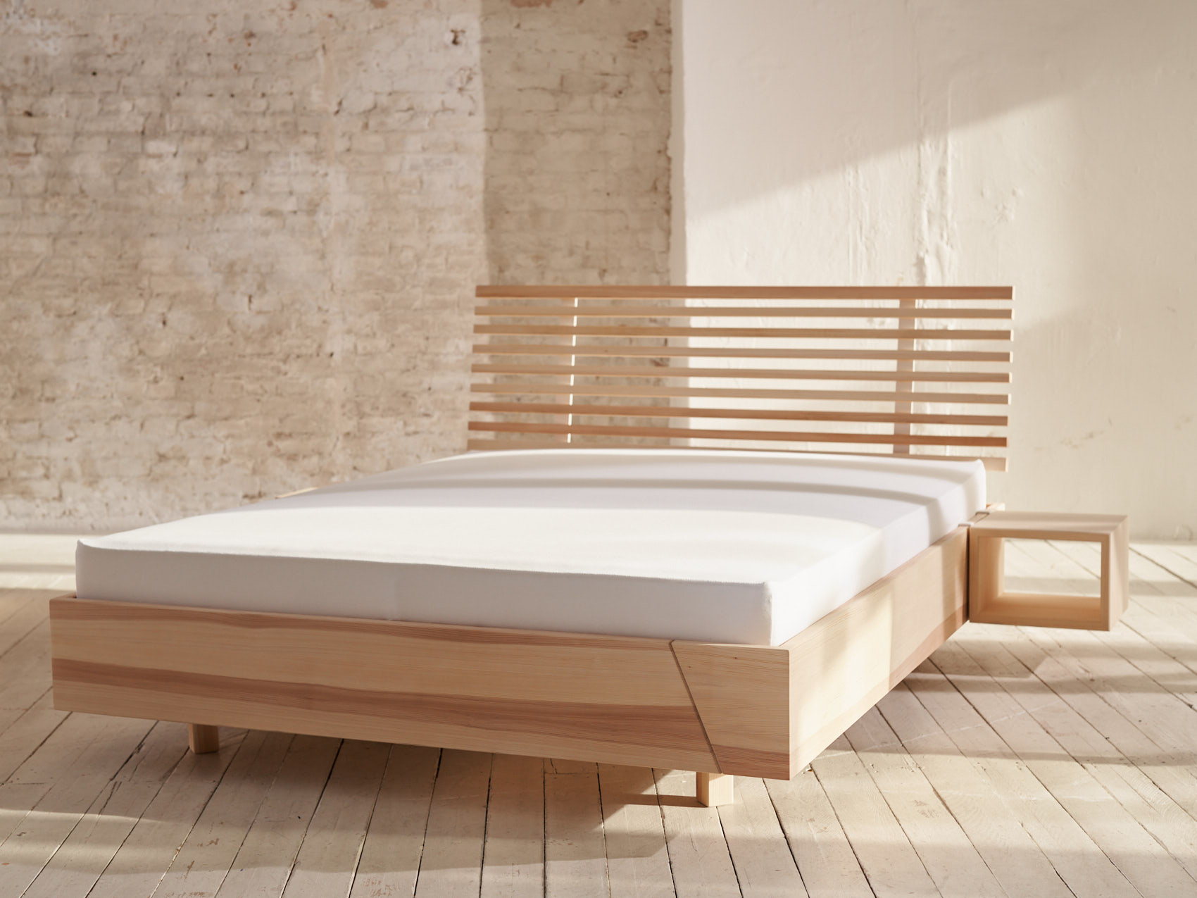 Massivholzbett schwebend Kiezbett aus Kiefer in hellem Raum Sonne