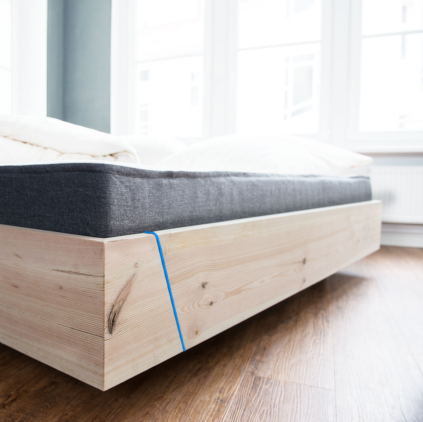 Kiezbett schwebend Ecke blaues Farbband