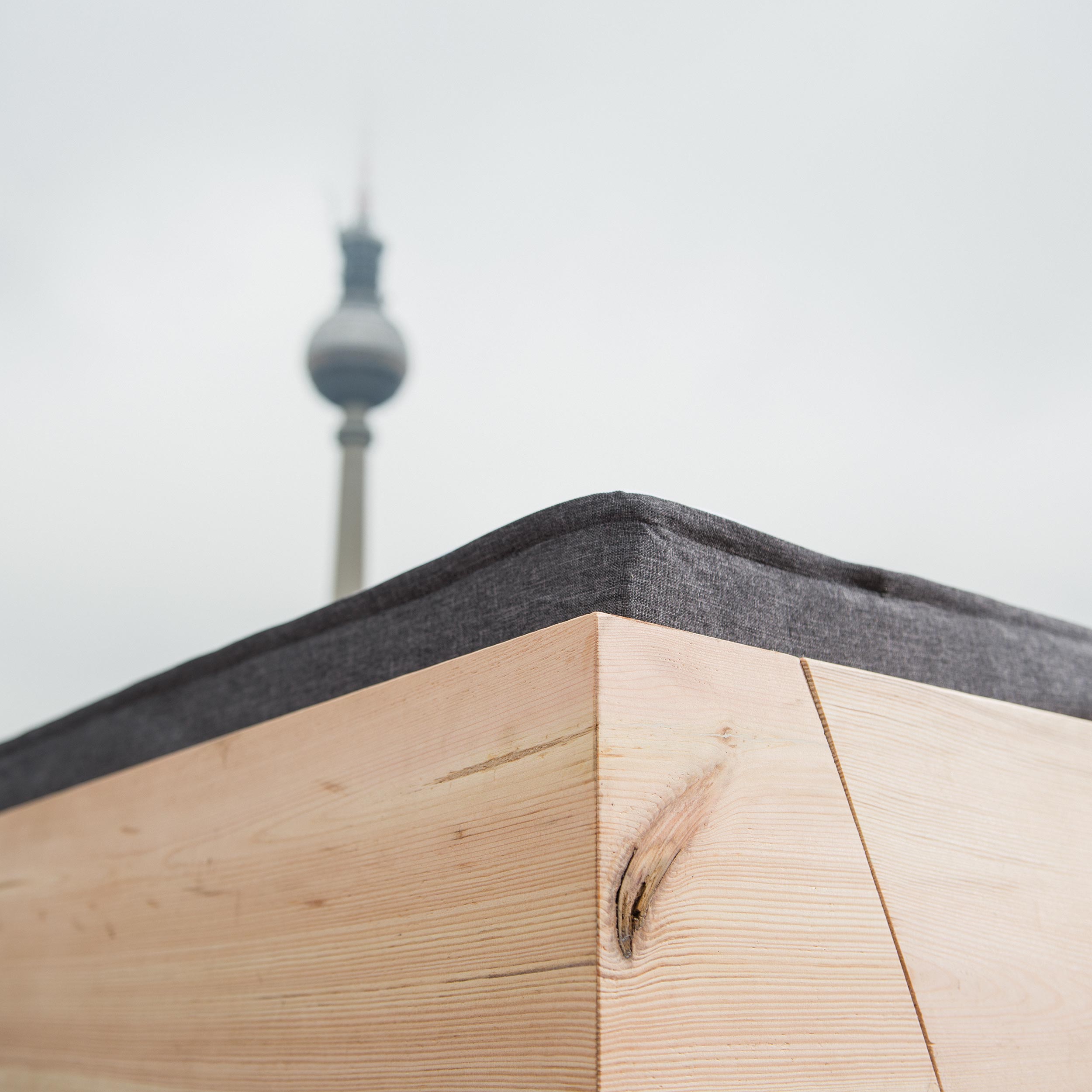 Kiezbett Massivholzbett Ecke vor Fernsehturm