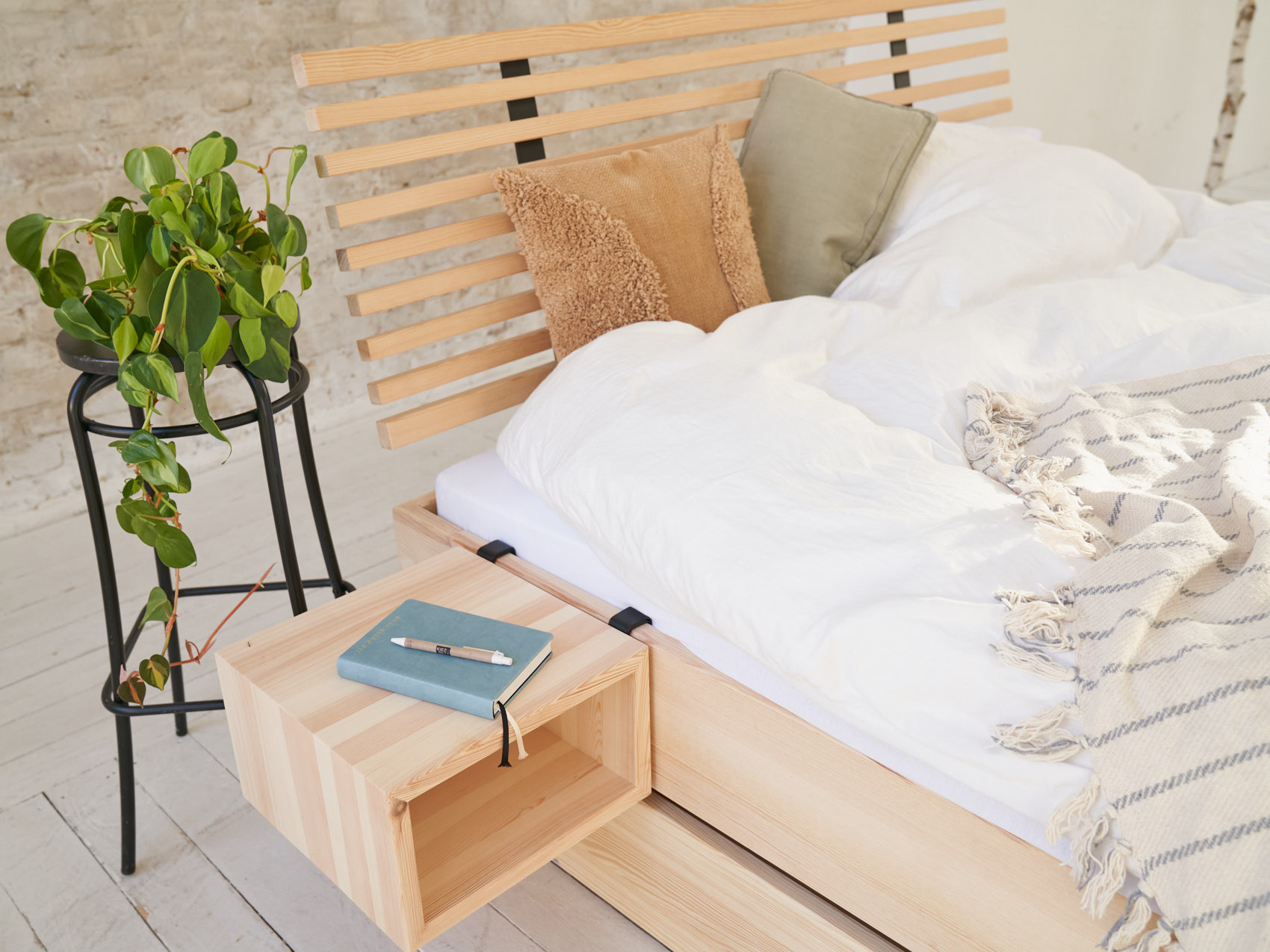 Massivholz Stauraumbett Kiezbett Schlafzimmer belebt Nahaufnahme