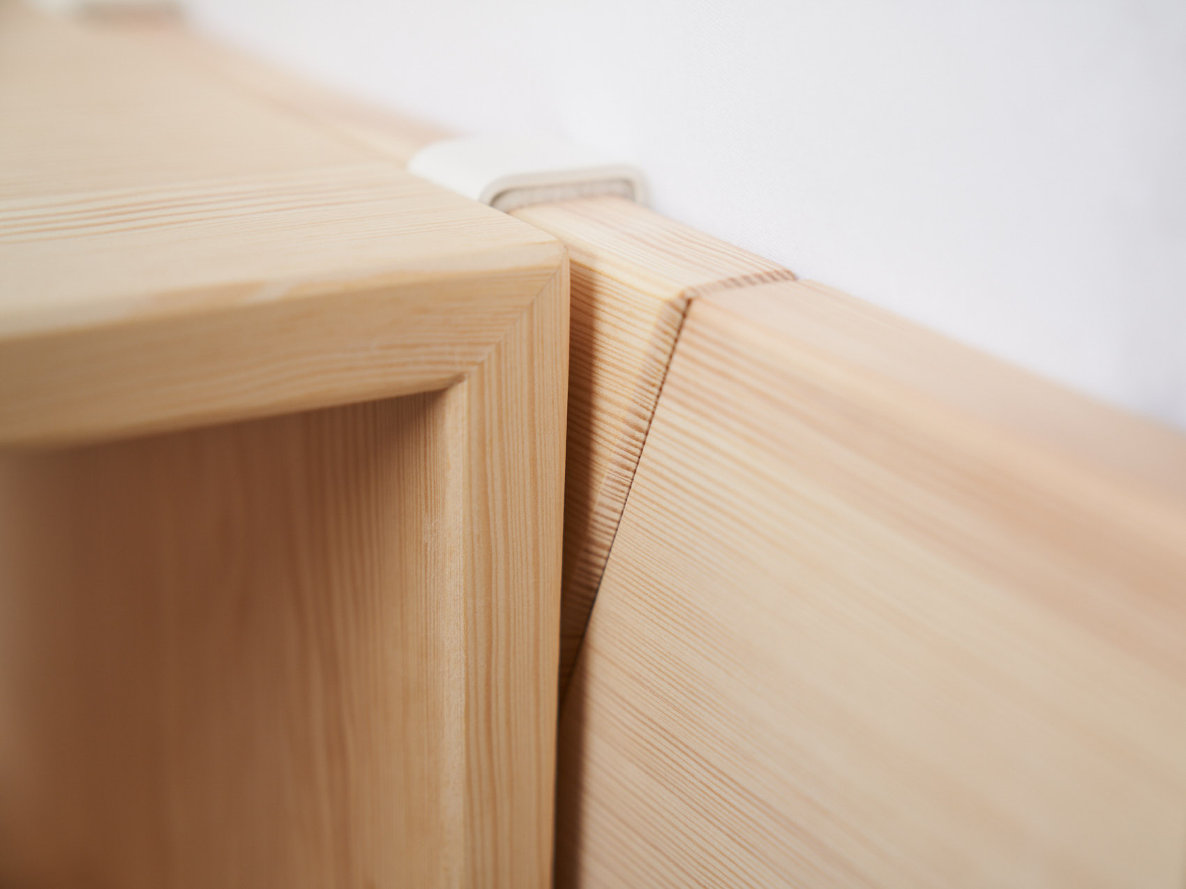 Kiezbett Nachttisch weiße Halterungen Nahaufnahme