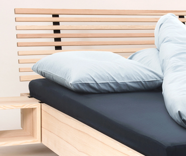 Bett mit Kopfteil