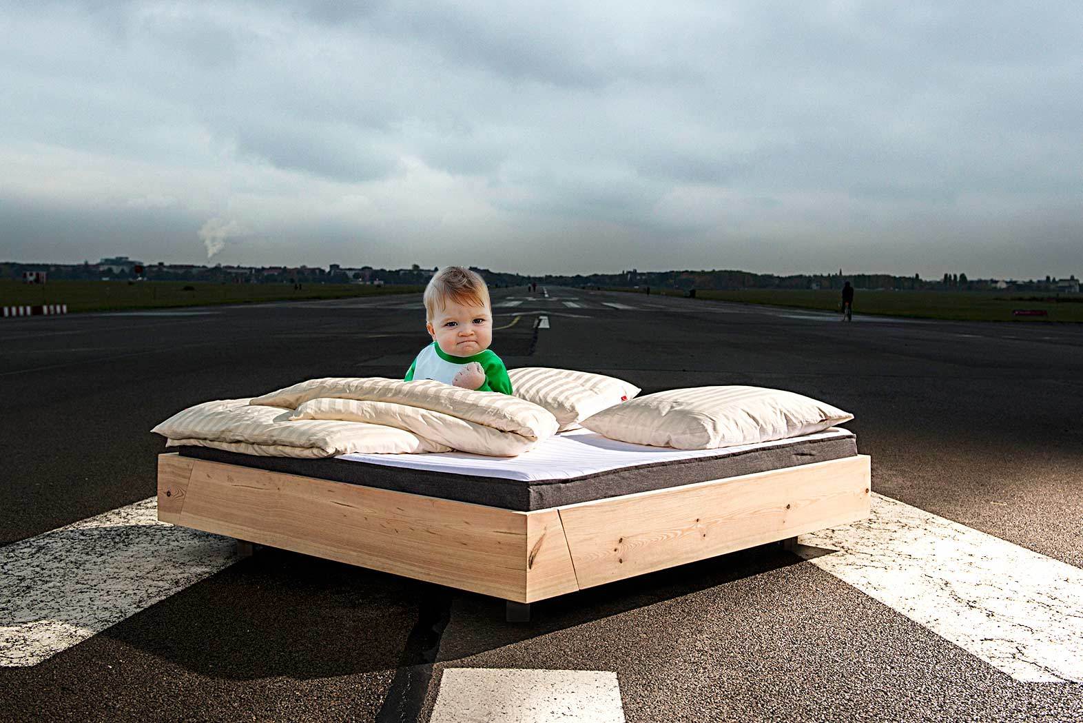 Kiezbett mit Meme-Baby auf Flughafen Tempelhof