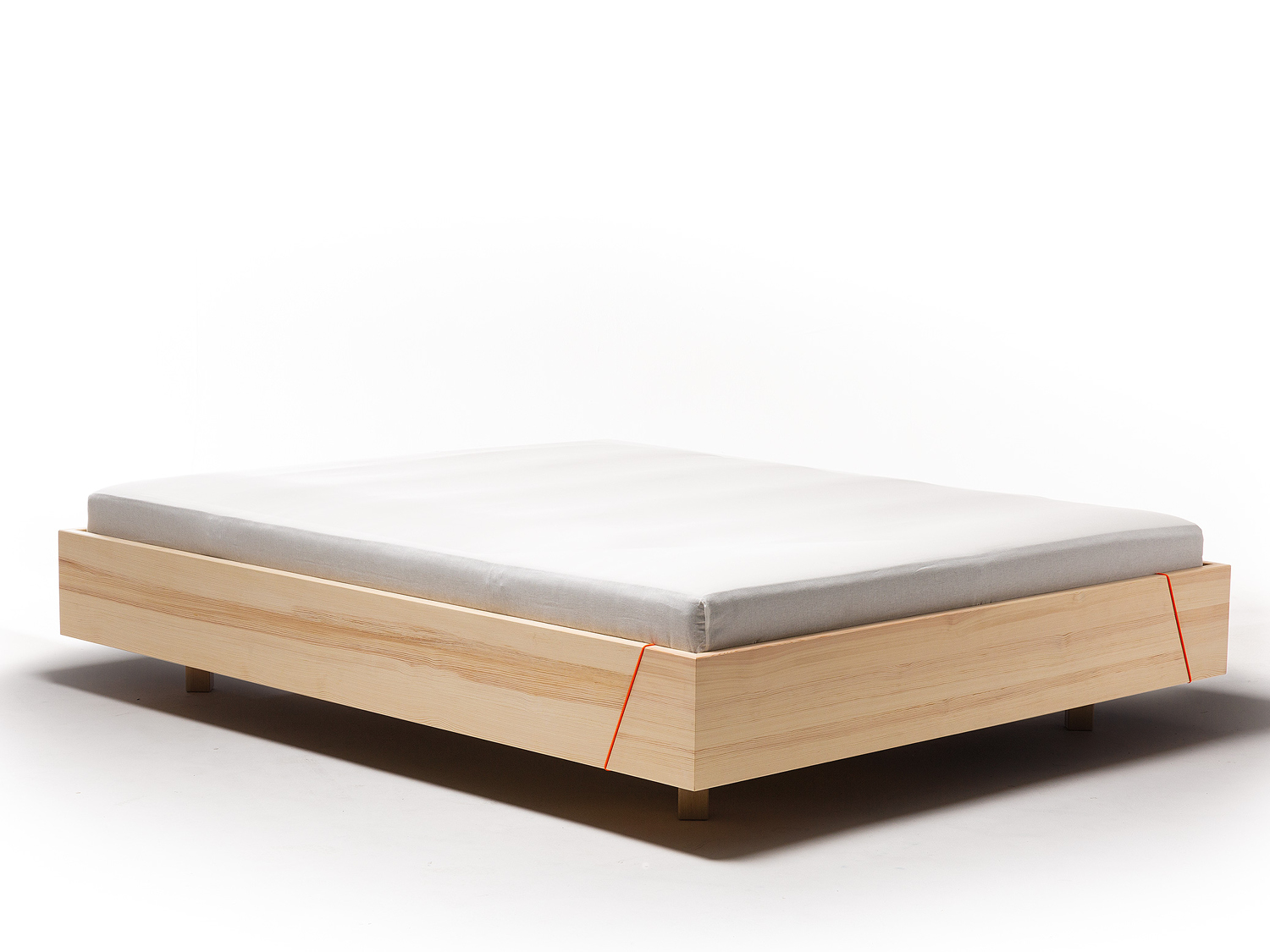 Massivholz Sschwebebett vor weißem Hintergrund