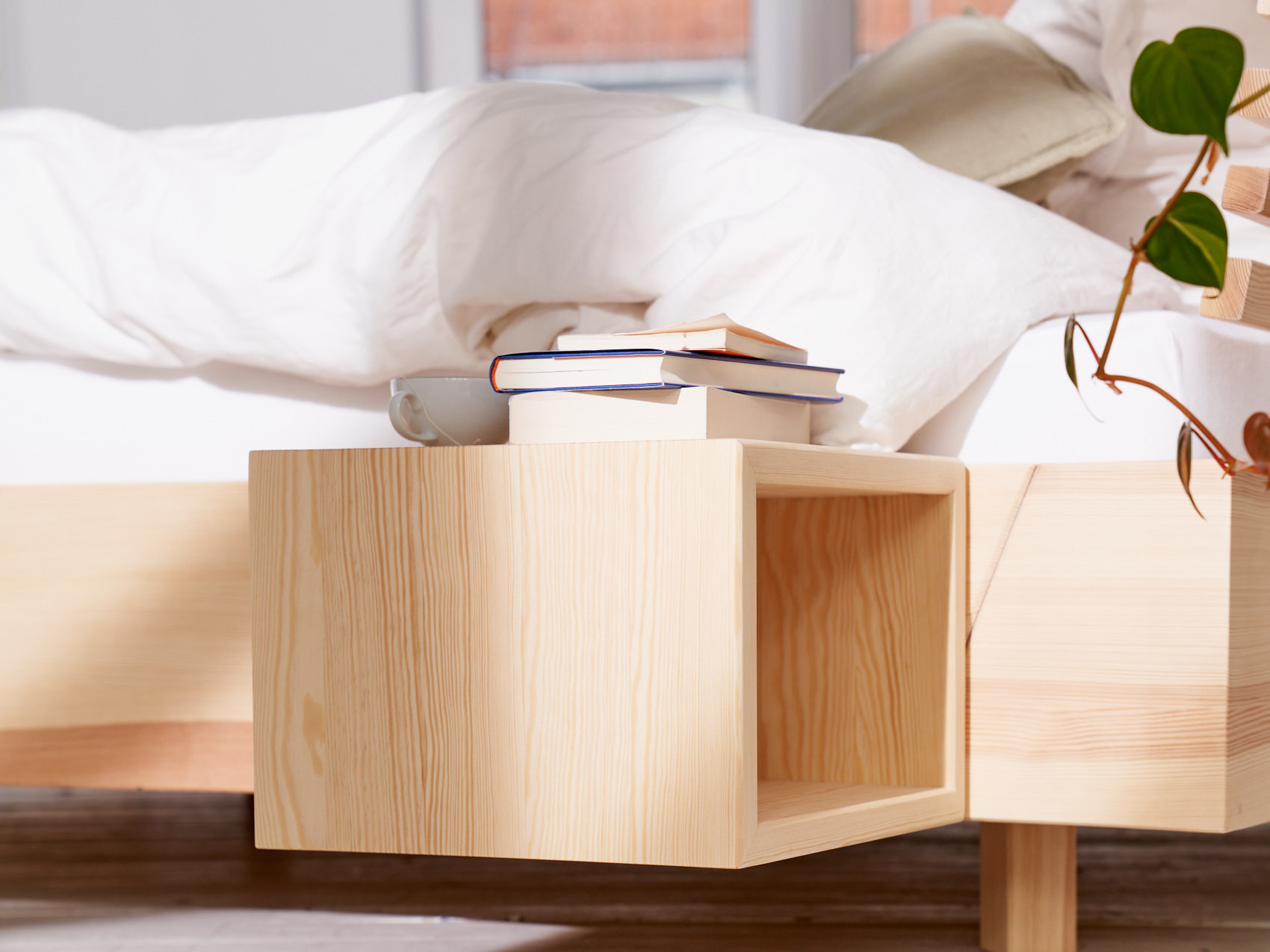 Massivholz Nachttisch mit Büchern Seitenansicht