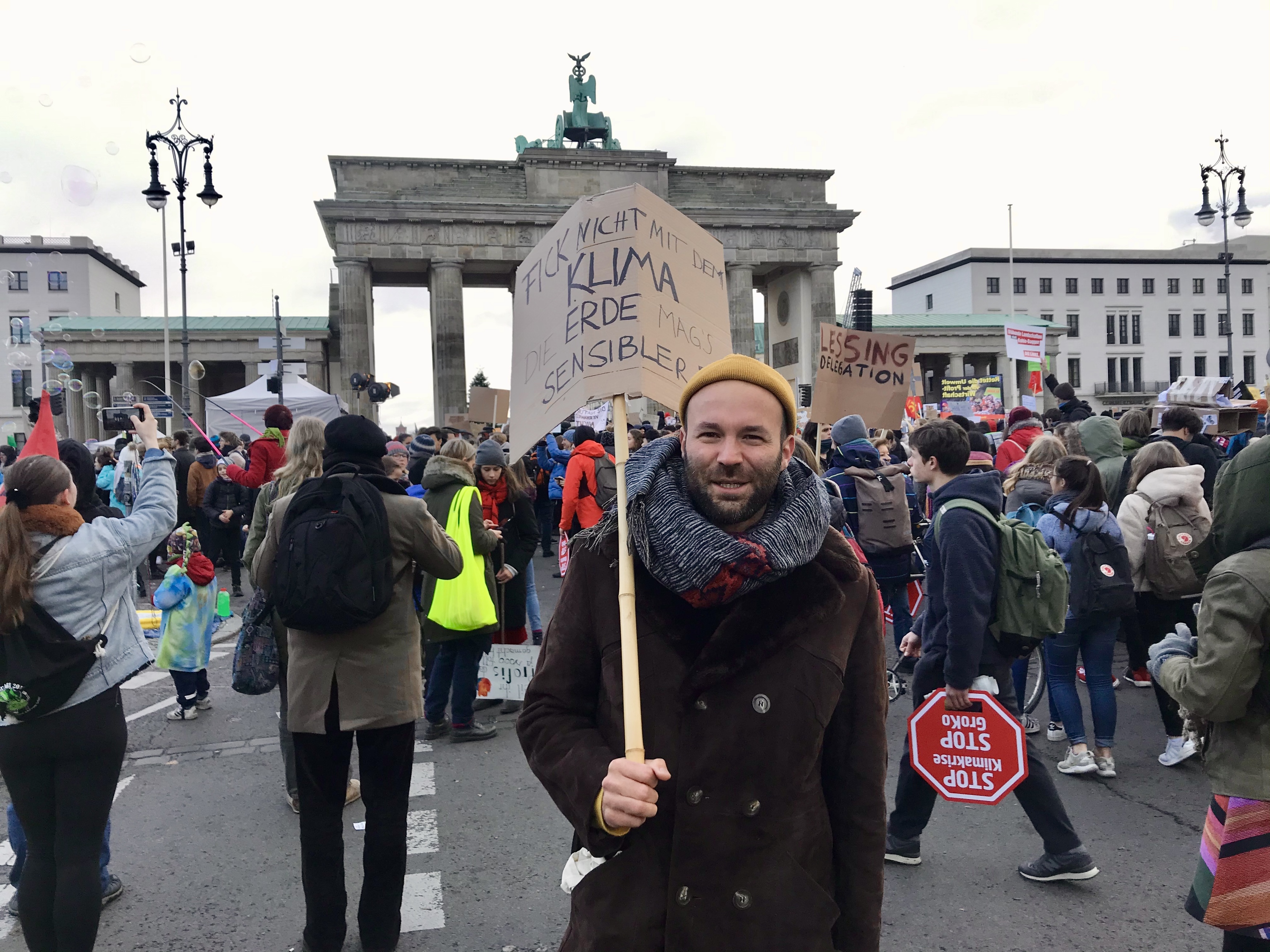 Steve mit Schild auf Klimademo vor Brandenburger Tor