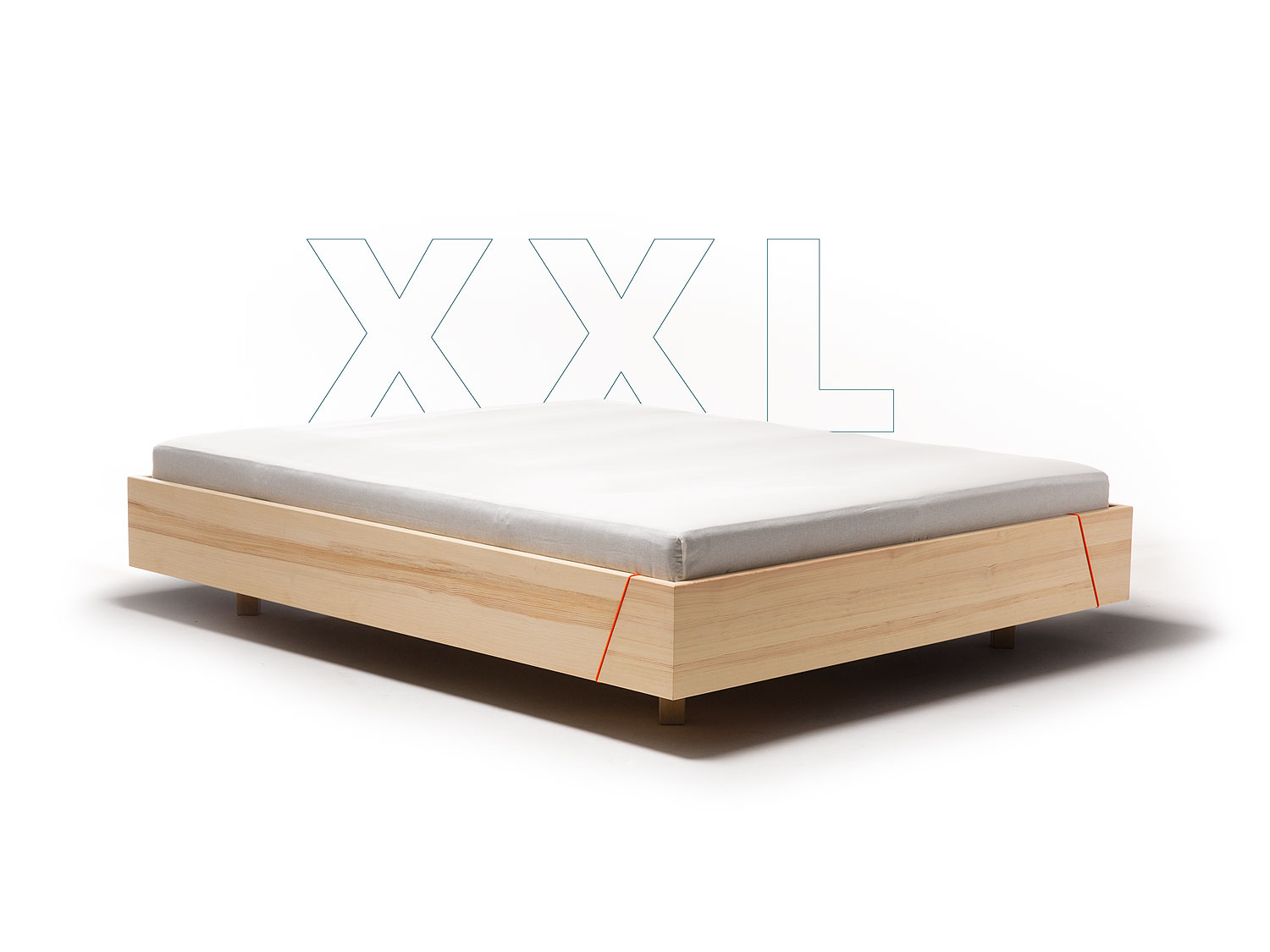 massivholzbett aus Kiefer vor weißem Hintergrund