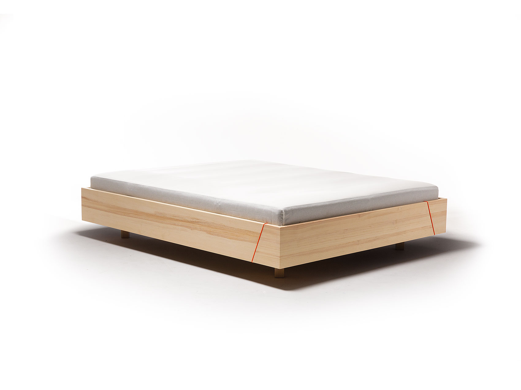 Kiezbett schwebend vor weißem Hintergrund freigestellt