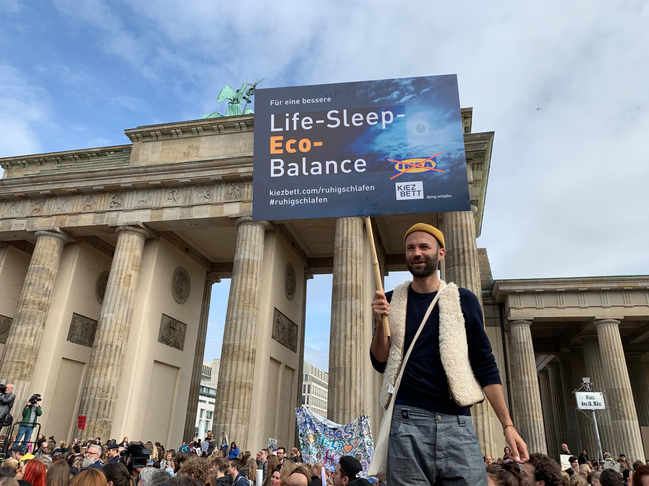 Kiezbett auf Klimademo mit Schild vor Brandenburger Tor
