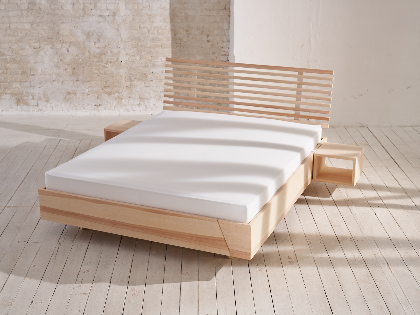 Massivholzbett schwebend Kiezbett aus Kiefer in hellem Raum Sonne