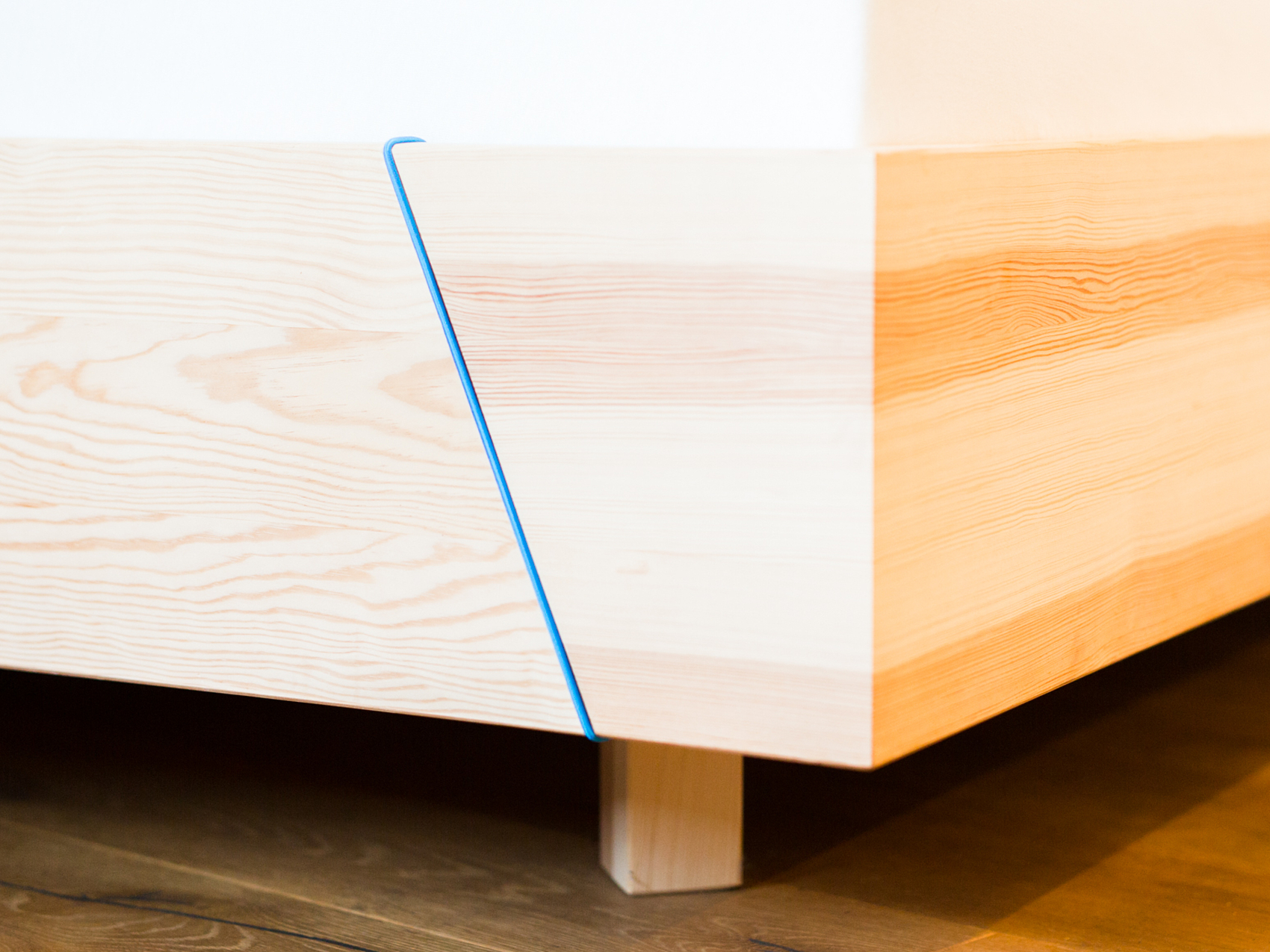 Kiezbett schwebend Ecke Farbband blau