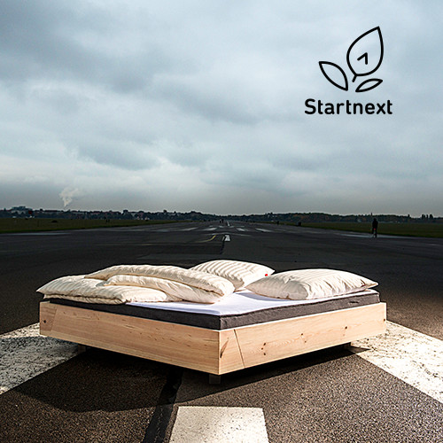 Kiezbett mit Startnext-logo auf Flughafen Tempelhof
