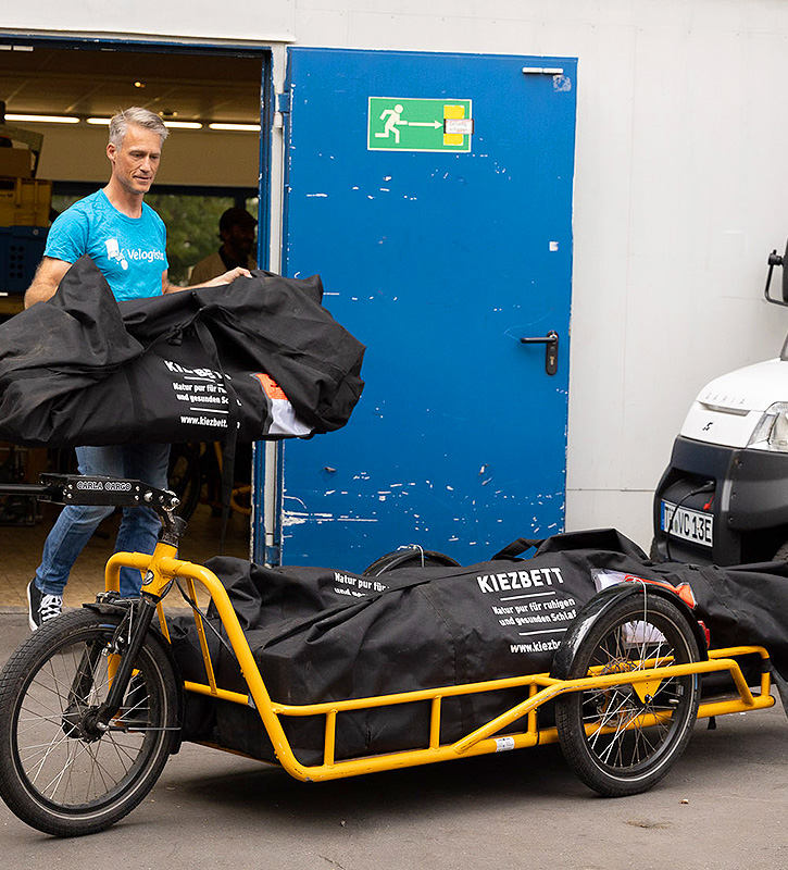 Lastenradfahrer Verladen Kiezbett in Repack Verpackungstaschen